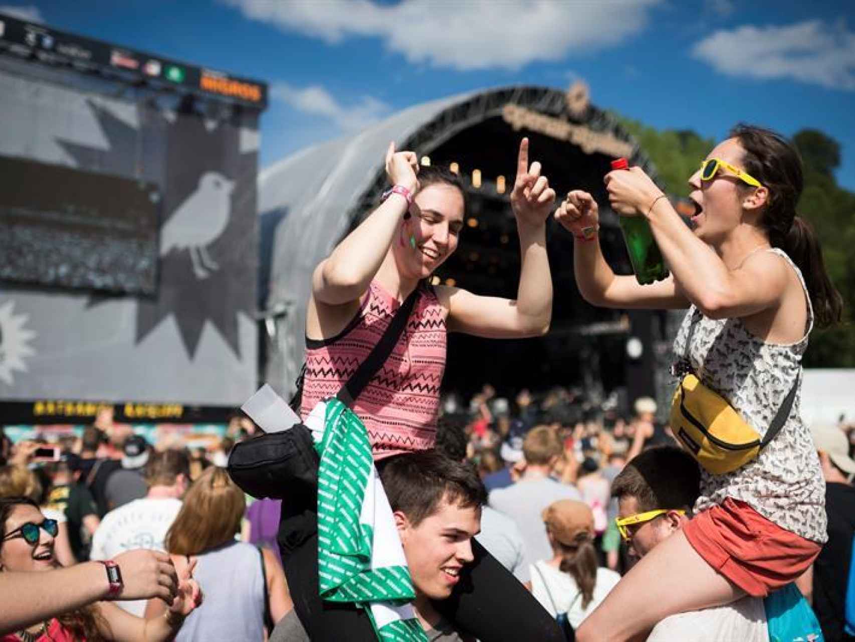 Dos jóvenes disfrutan en un festival en Suiza.