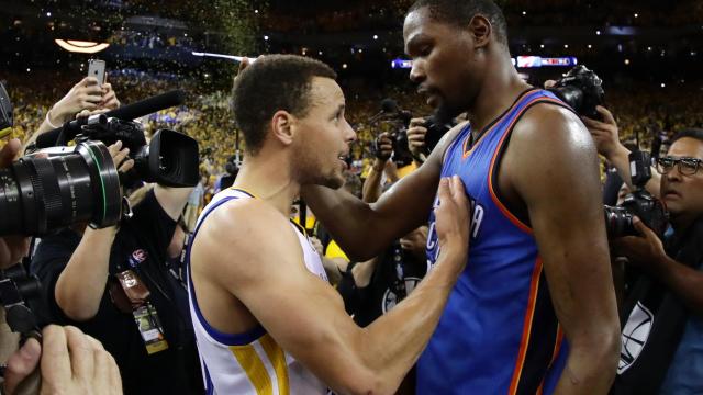 Kevin Durant, junto a Stephen Curry tras el Golden State-Oklahoma City de los playoffs.