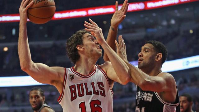 Pau Gasol frente a Tim Duncan durante un Bulls-Spurs.