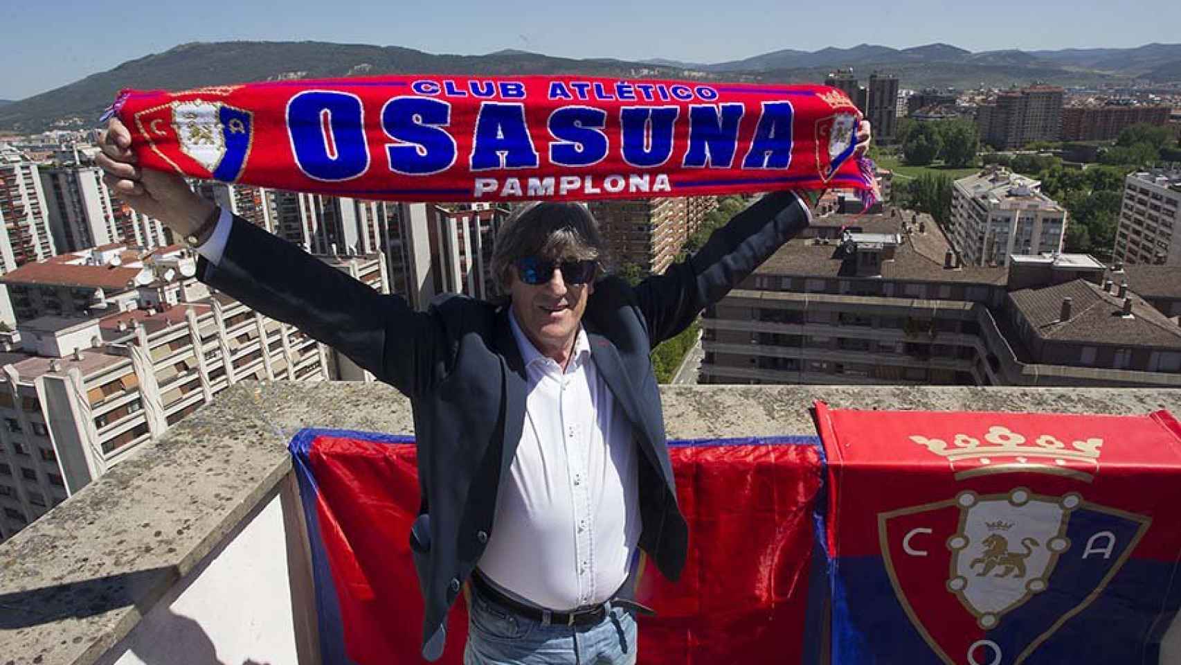 Enrique Martín, entrenador de Osasuna, posa con la bandera del equipo.