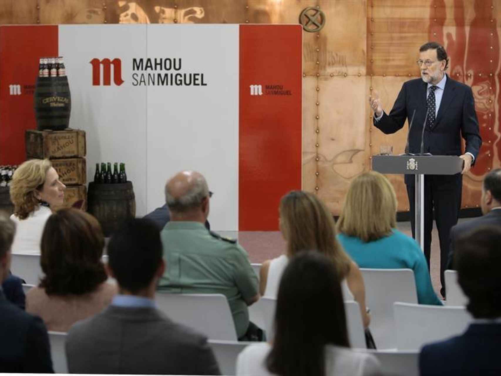 Mariano Rajoy durante su visita a la fábrica de Mahou en Alovera