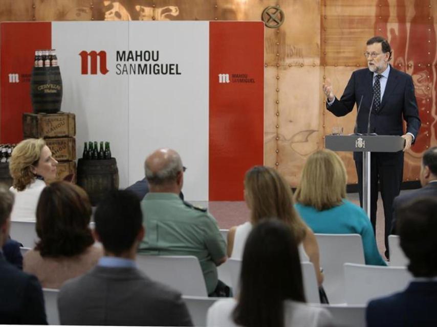 Mariano Rajoy durante su visita a la fábrica de Mahou en Alovera