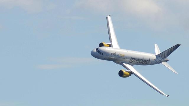 Un avión de Vueling maniobra cerca del Prat.