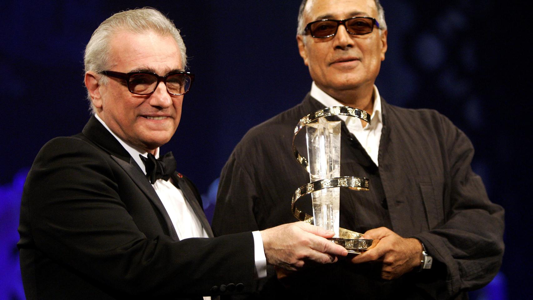 Kiarostami recibe un premio de manos de Scorsese, uno de sus admiradores.