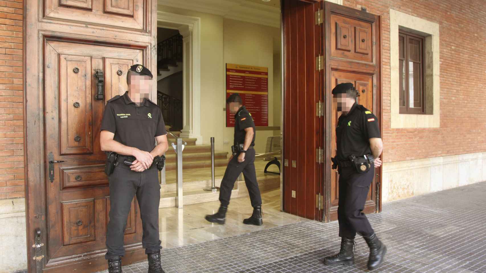 Miembros de la Guardia Civil acceden hoy al ayuntamiento de Tortosa (Tarragona).