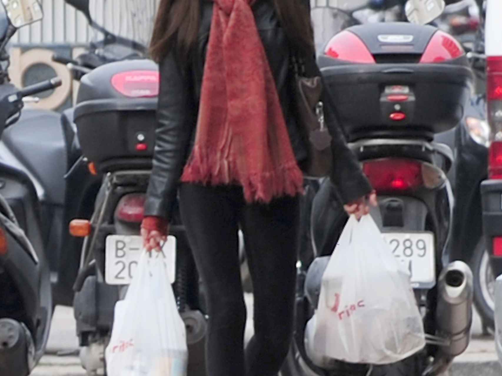 Telma Ortiz pasea por las calles de Barcelona cargada de bolsas