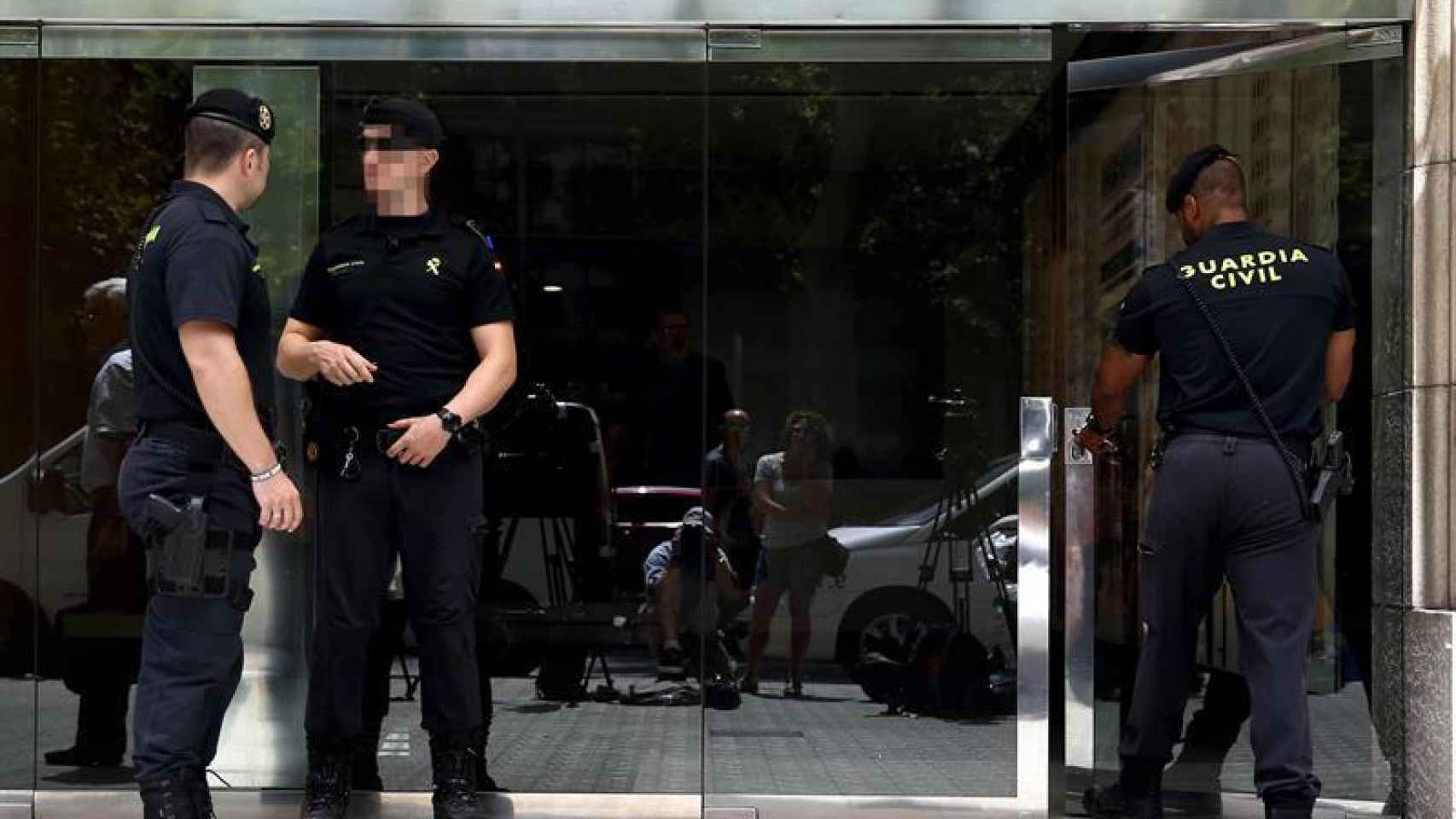 La Guardia Civil registra la sede de  la empresa Efial en Barcelona.