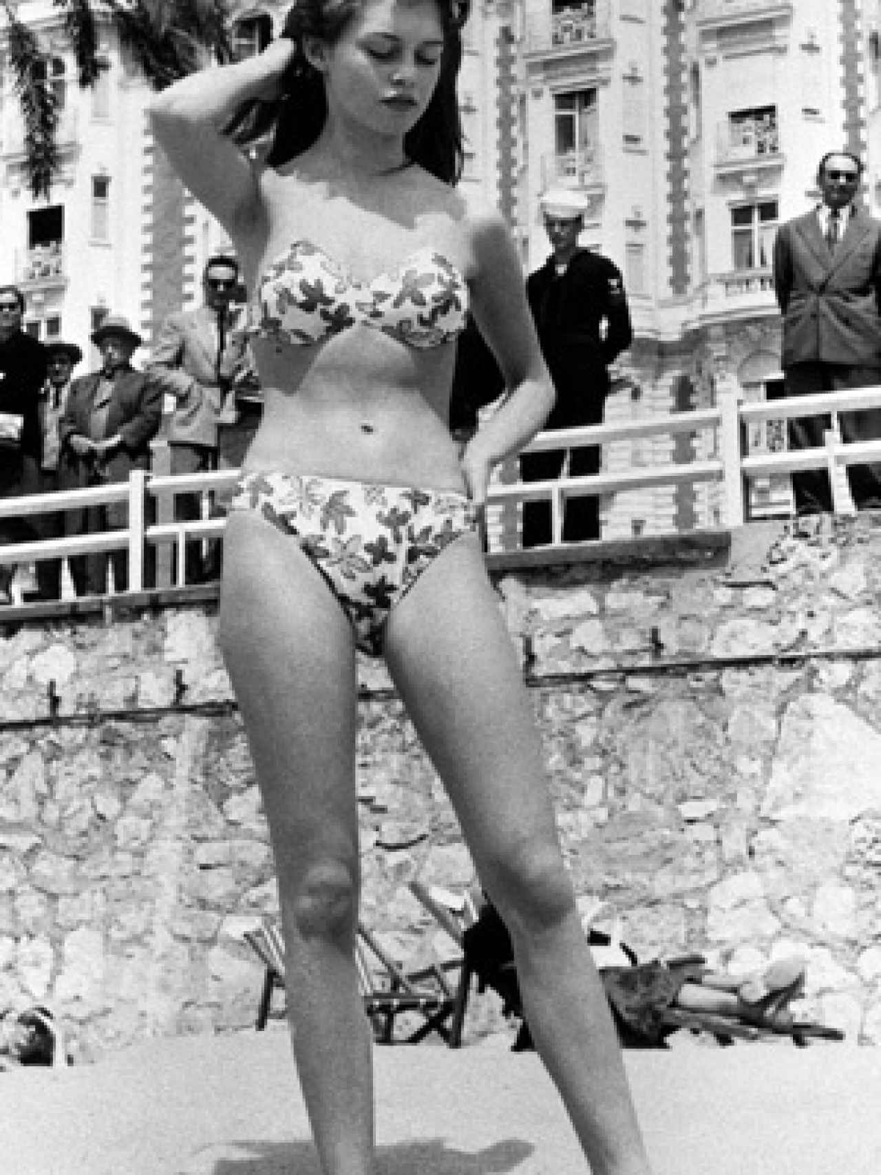 Brigitte Bardot posando en Cannes