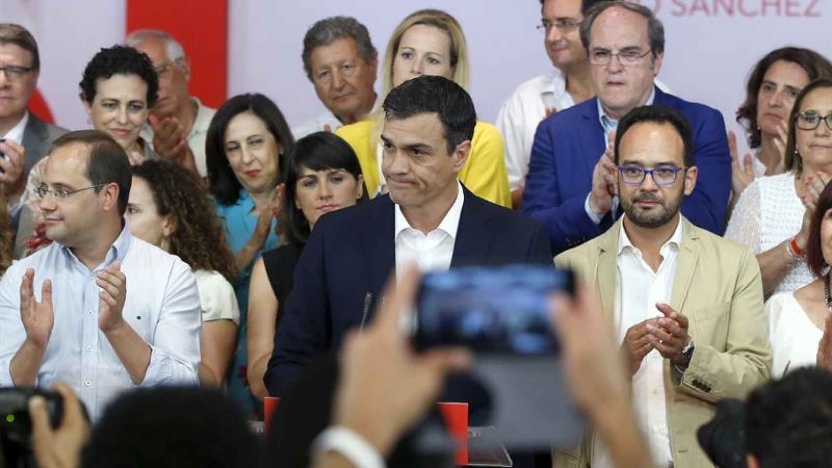 Pedro Sánchez, con su equipo el día de la noche electoral, la última vez que intervino.