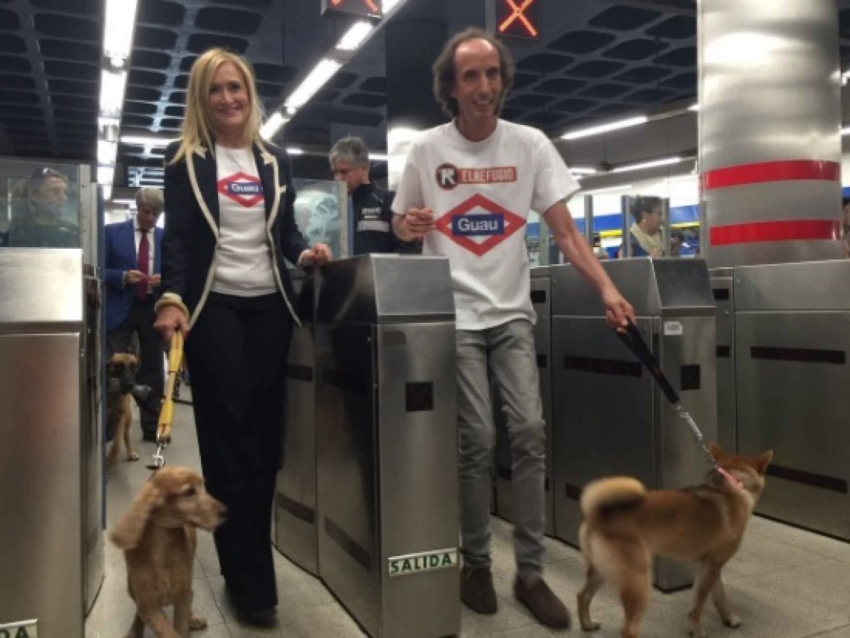 Cristina Cifuentes entra al Metro de Madrid con un perro sin bozal.