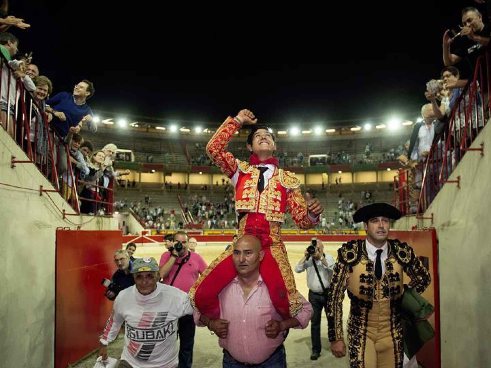 El novillero mexicano Luis David Adame sale a hombros de la plaza de toros de Pamplona.