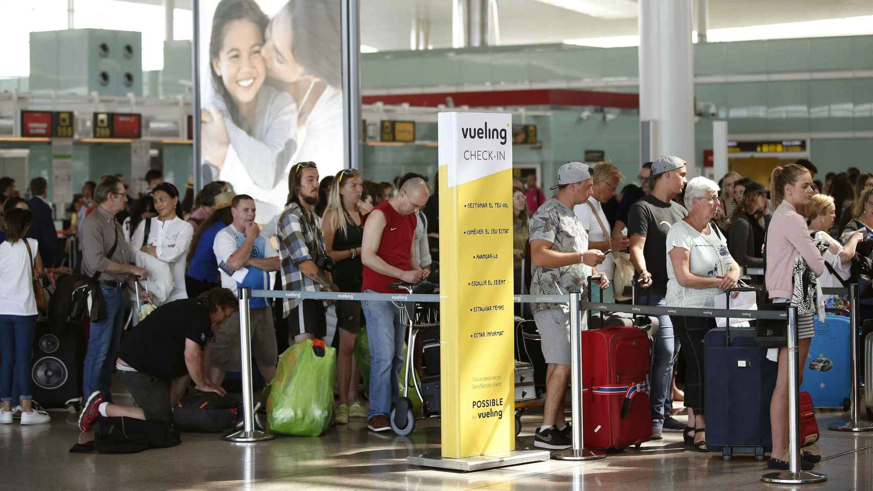 Colas de facturación en los mostradores de Vueling en la Terminal 1 del Aeropuerto de El Prat