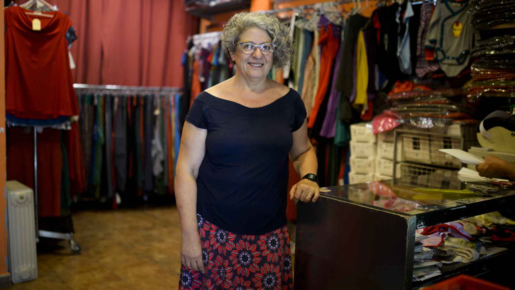 Maite posa en su tienda de ropa de Lavapiés.