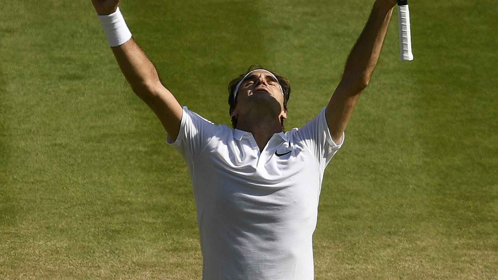 Federer celebra su victoria en cuartos de Wimbledon.