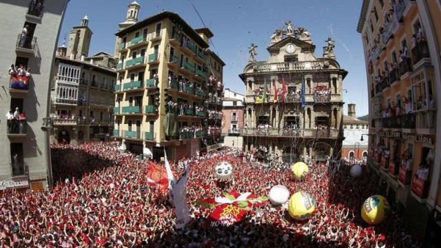 El Ayuntamiento de Pamplona durante el chupinazo.