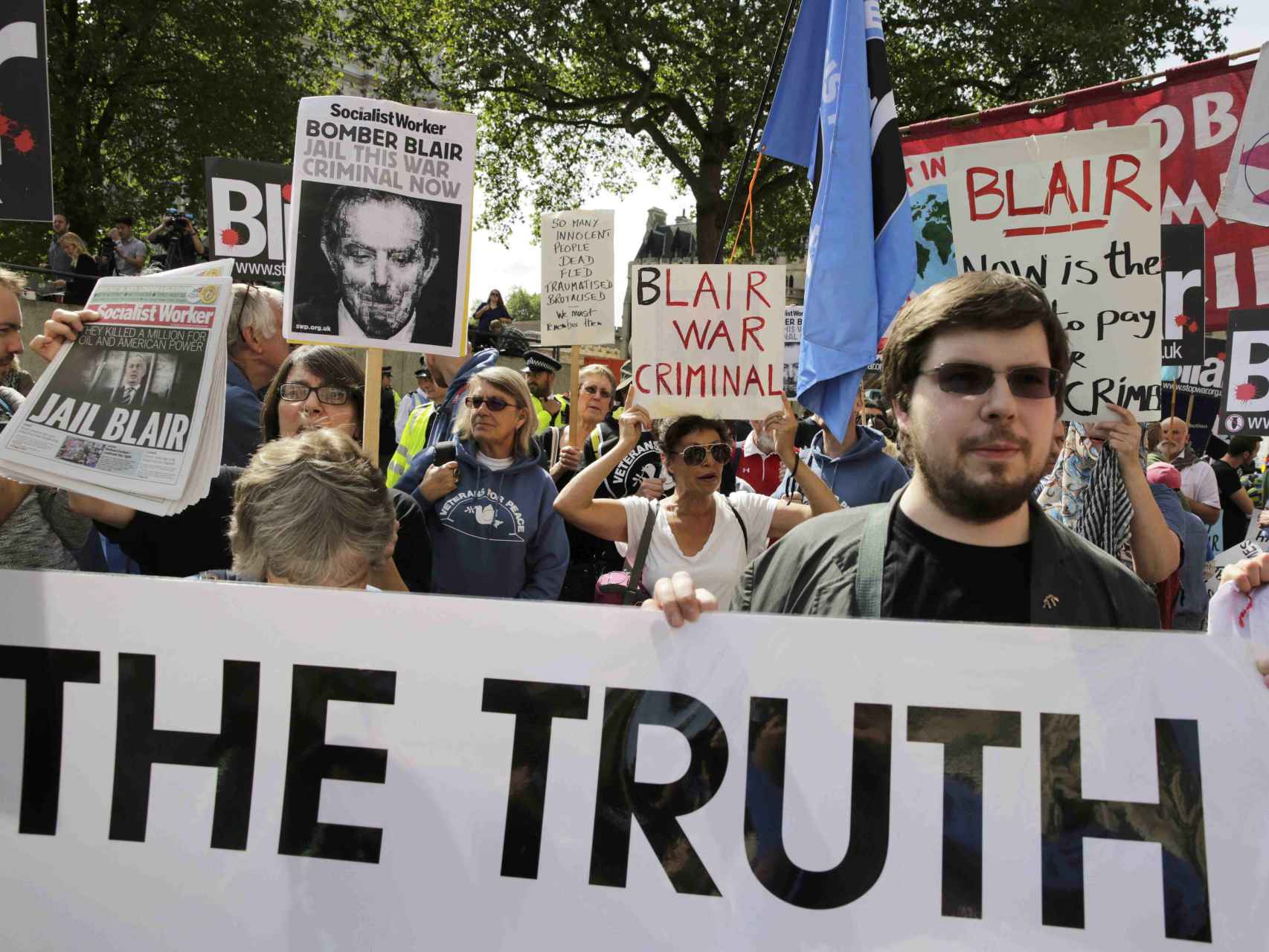 Manifestantes en Londres reivindican saber la verdad sobre la guerra de Irak.