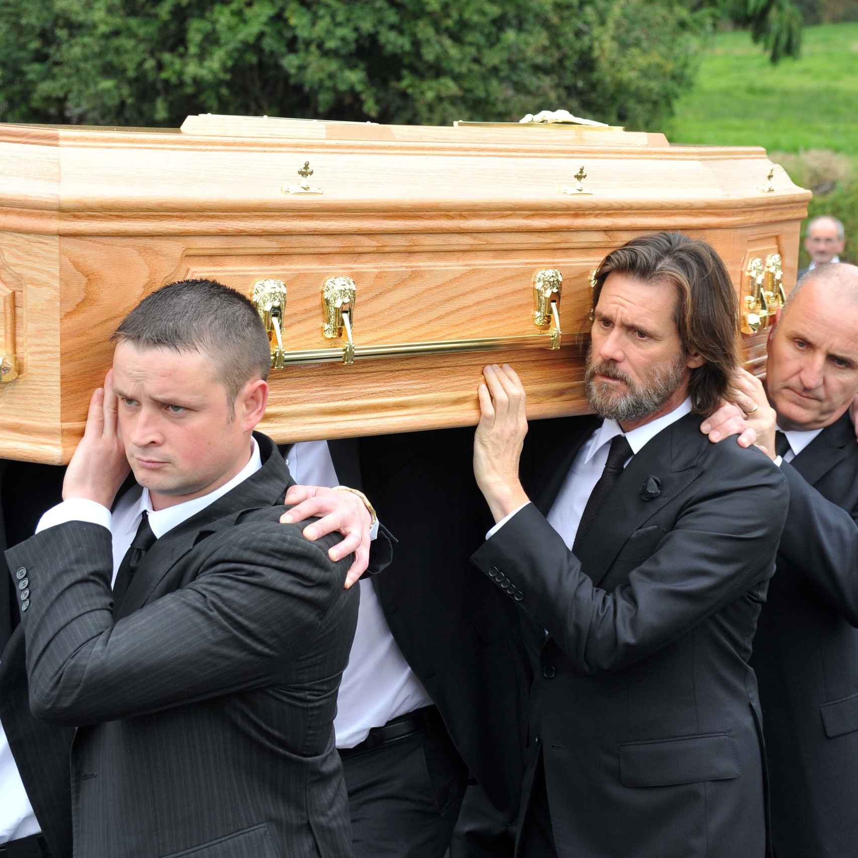 Jim Carrey porta el féretro de su exnovia durante el entierro
