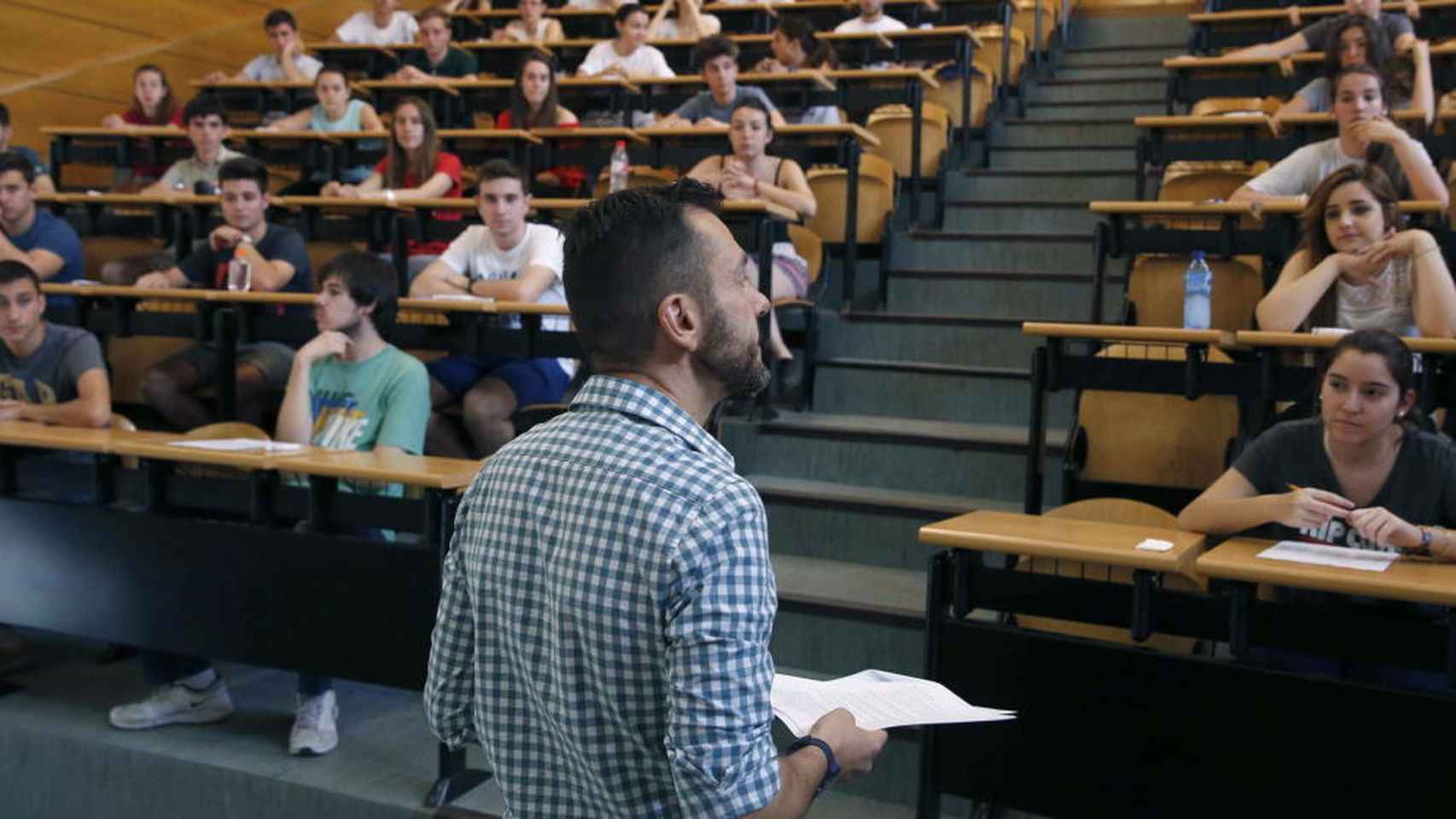 Estudiantes asisten a una clase en la Universidad Complutense de Madrid.