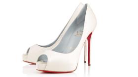 Modelo de Christian Louboutin en color blanco con su famosa suela roja.