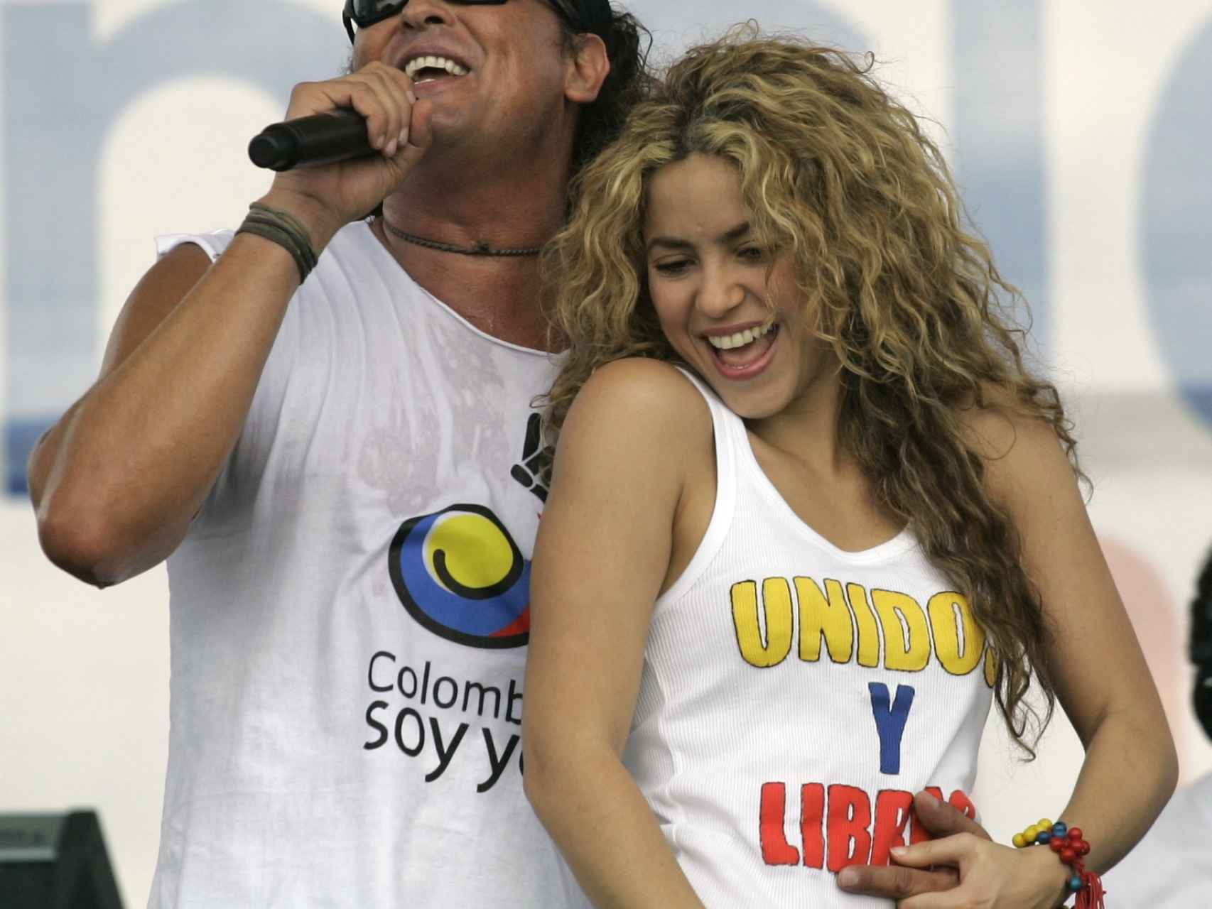 Shakira junto a Carlos Vives en un acto en Colombia