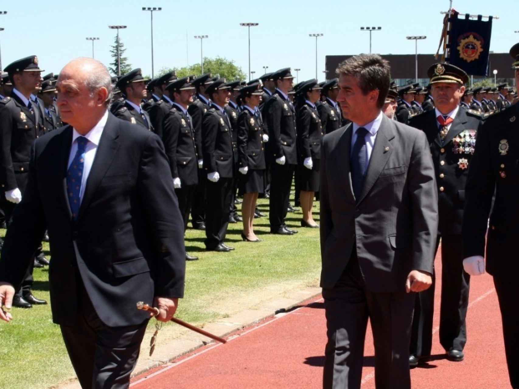 Jorge Fernández Díaz e Ignacio Cosidó en un acto oficial de la Policía Nacional
