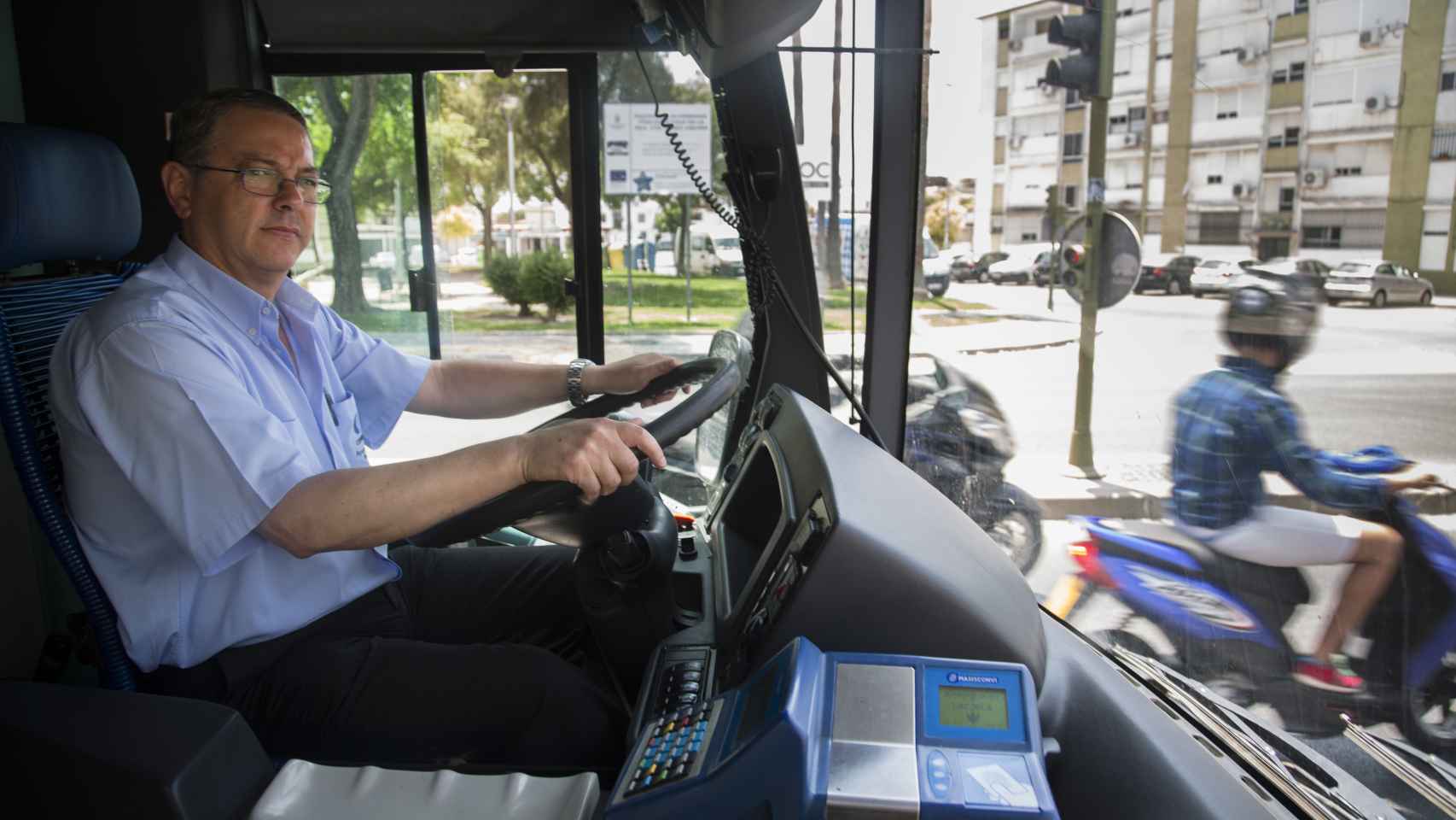 Paco Caro trabaja como conductor de autobuses urbanos en su ciudad natal, Jerez de la Frontera (Cádiz).