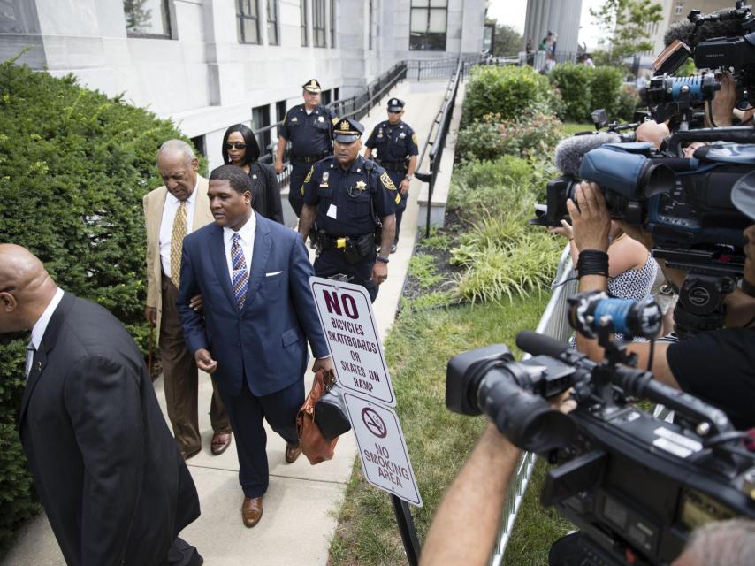Centenares de medios han esperado a Bill Cosby a las puertas de los juzgados para grabar una imagen del actor