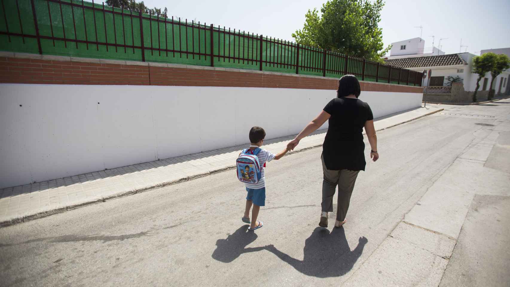Carlos de camino al colegio junto a su madre.