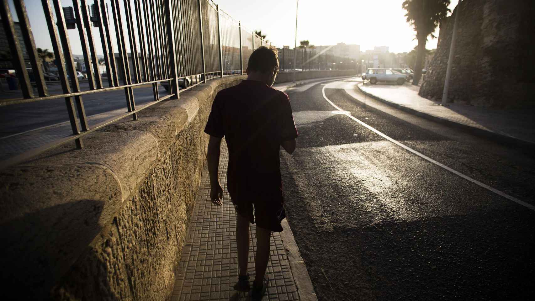 Osam, caminando por las calles de Melilla, donde es corriente ver a los niños 'huérfanos'.