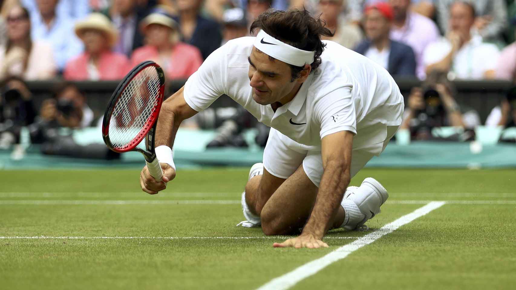 Federer cae en un punto en su partido ante Raonic.