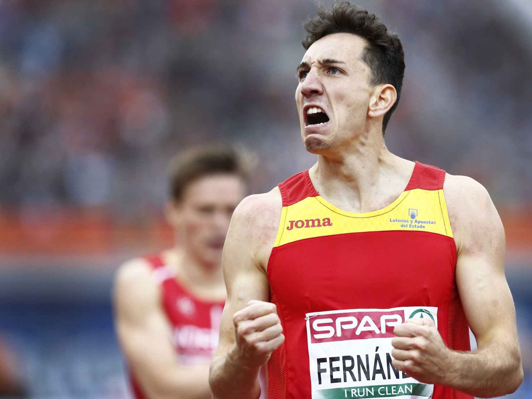 Sergio Fernández celebra su plata en el Europeo.