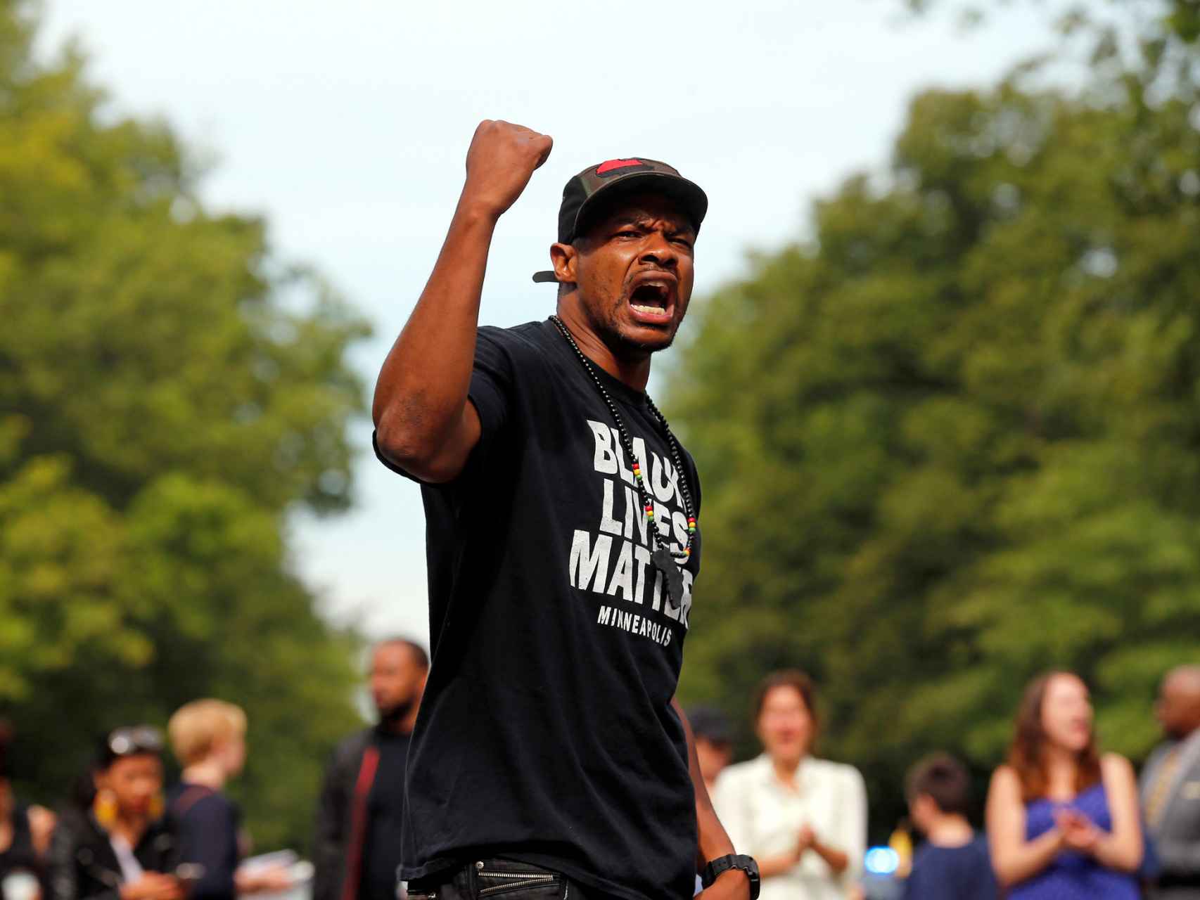 Un manifestante luce una camiseta reclamando la importancia de las vidas negras.