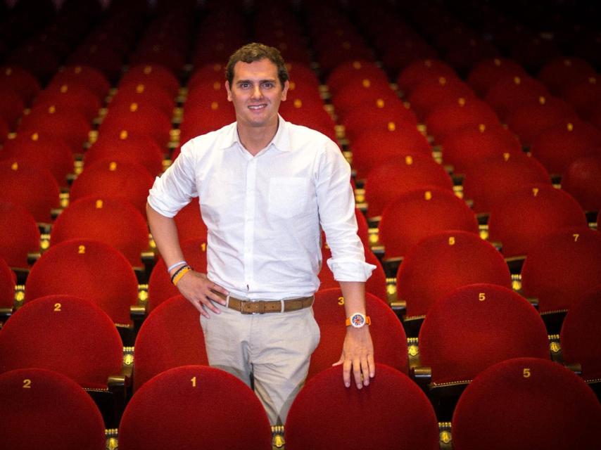 Rivera posa en el patio de butacas del teatro.