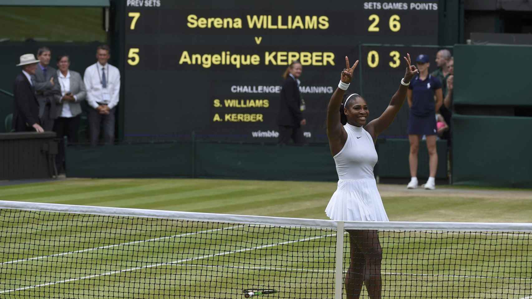Serena Williams alza los brazos tras vencer la final.