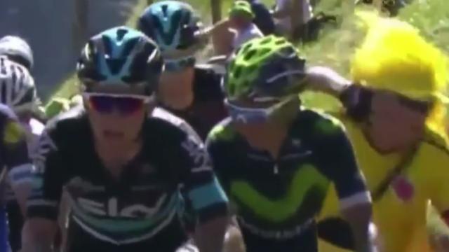 Momento en el que Froome suelta el brazo.