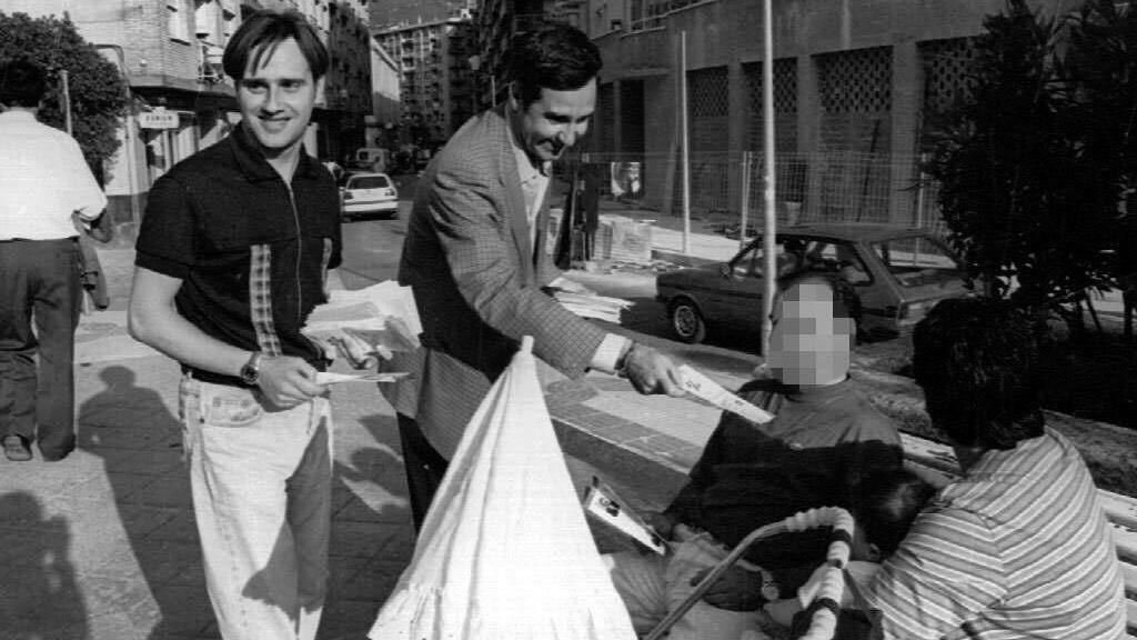 Miguel Ángel Blanco junto a Luis Eguíluz (actual concejal del PP en Bilbao) repartiendo propaganda en 1995.