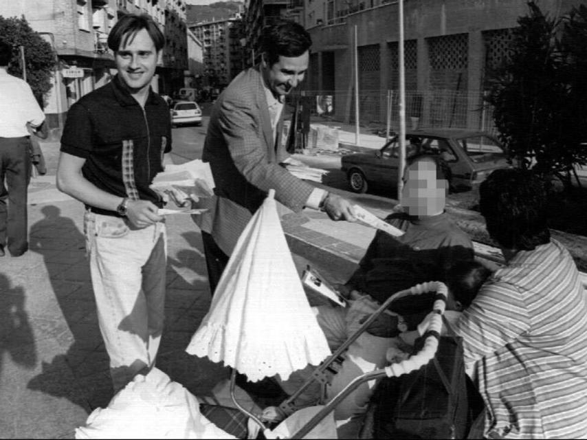 Miguel Ángel Blanco junto a Luis Eguíluz (actual concejal del PP en Bilbao) repartiendo propaganda en 1995.