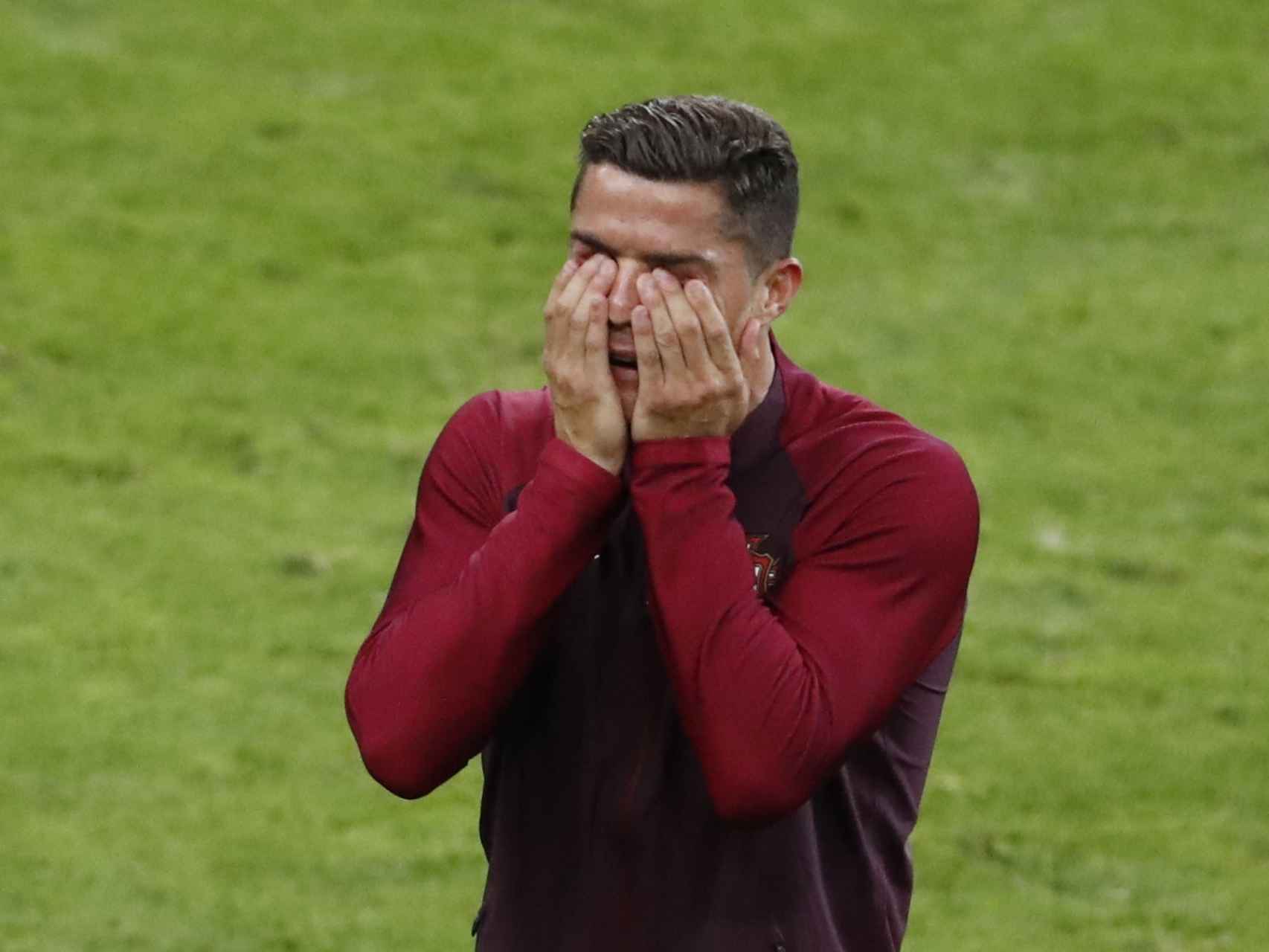 Cristiano Ronaldo, en chándal, durante la prórroga.