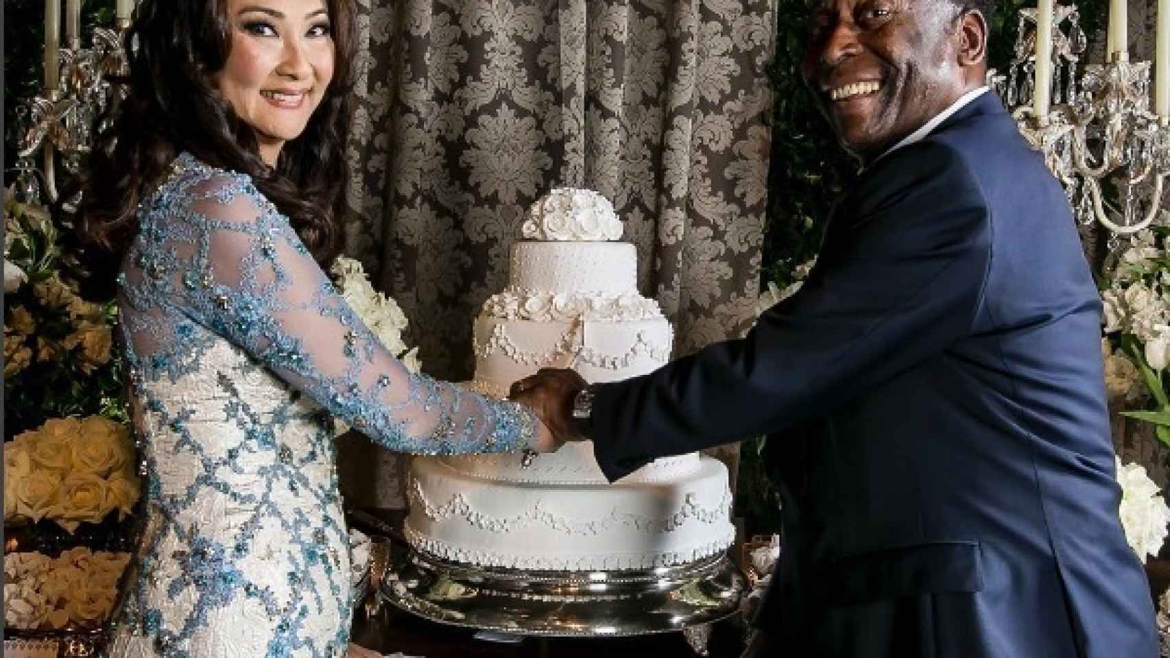 El jugador y su ya esposa, partiendo la tarta nupcial