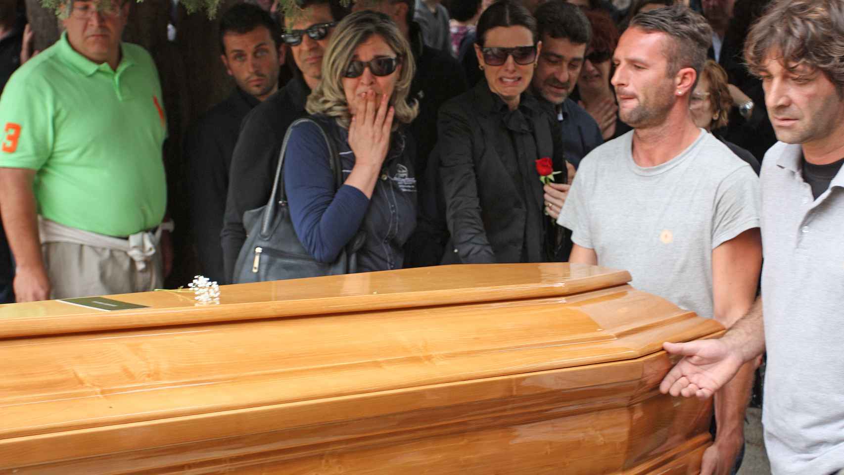 Raquel Sánchez Silva, desconsolada en el entierro de su marido Mario Biondo