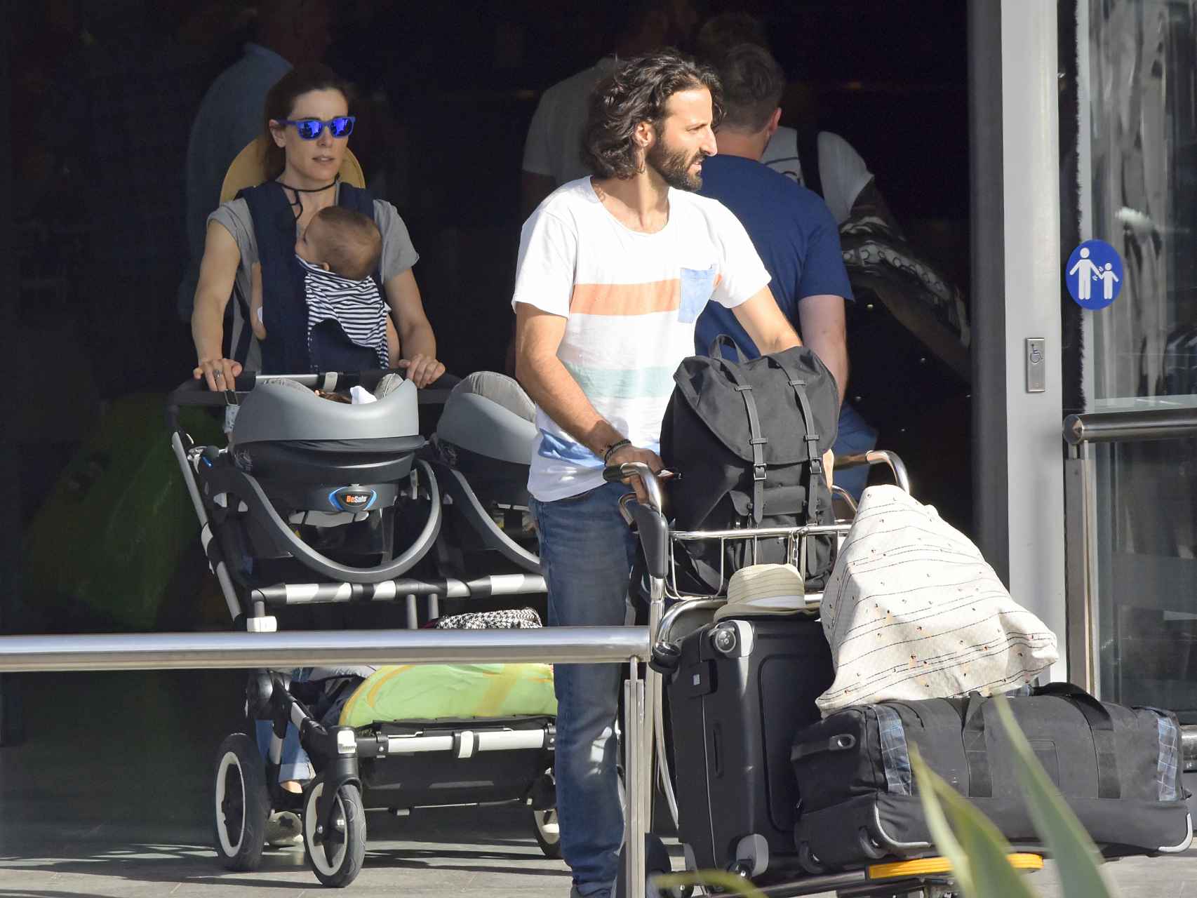 La presentadora con su actual pareja, Matías Dumont y sus hijos llegando a Ibiza