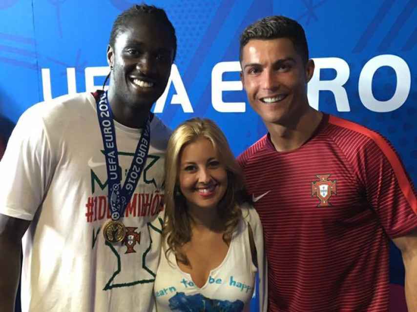 Sara Rodrigues, junto a Éder y CR7 tras la final de la Eurocopa.