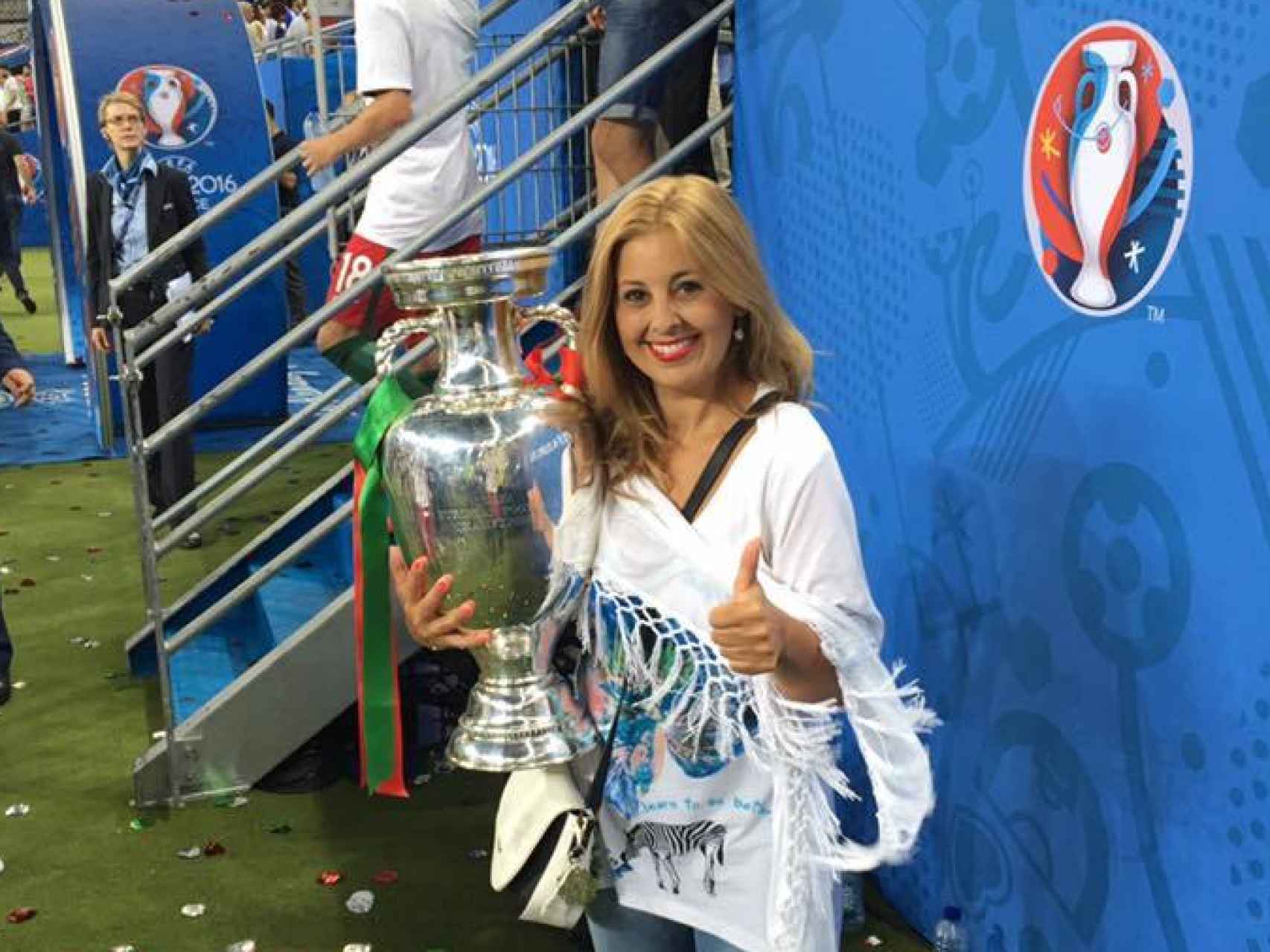 Susana torresposa con la Copa de Europa.