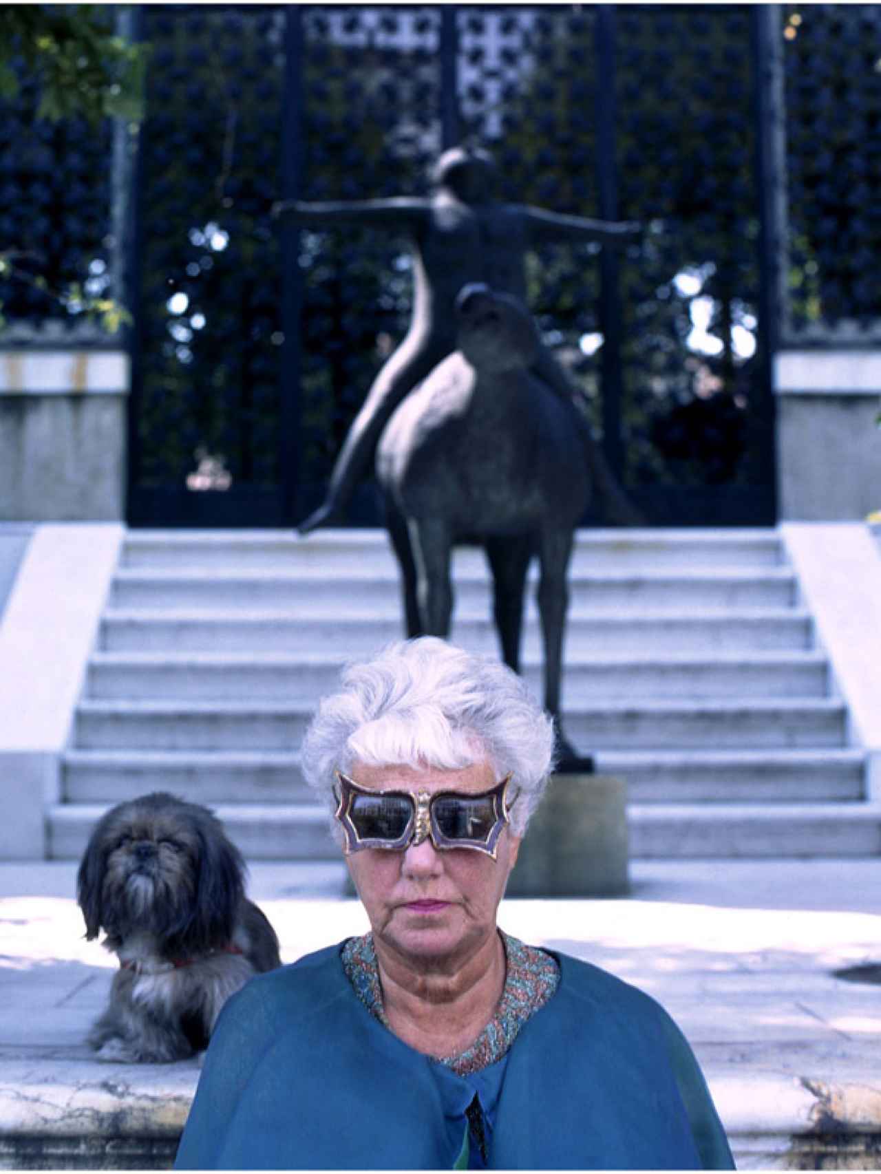 Peggy Guggenheim, en el jardín de su casa-museo, donde hay esculturas exxpuestas.