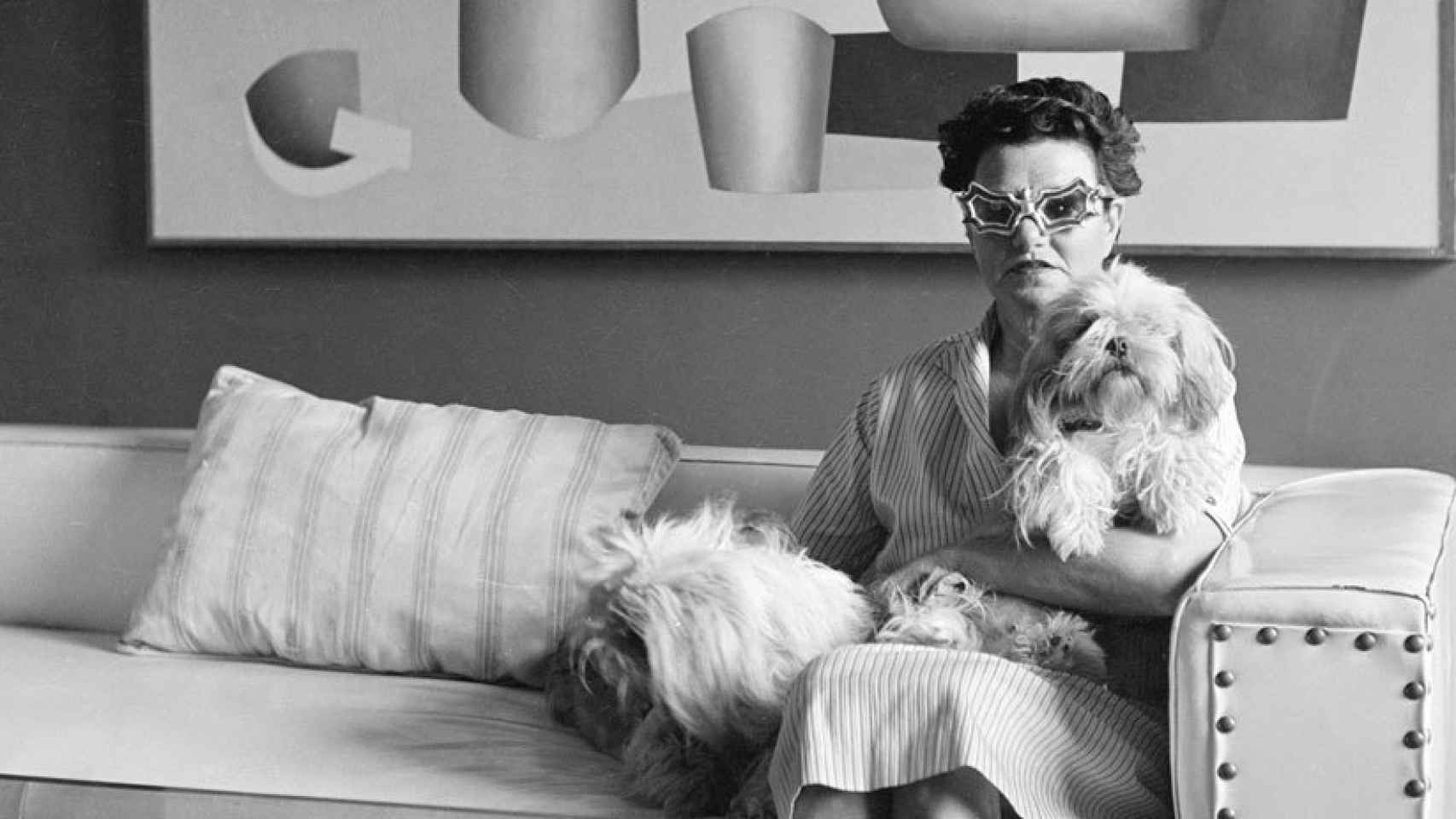 Peggy Guggenheim, en una imagen con sus perros y sus icónicas gafas de sol.