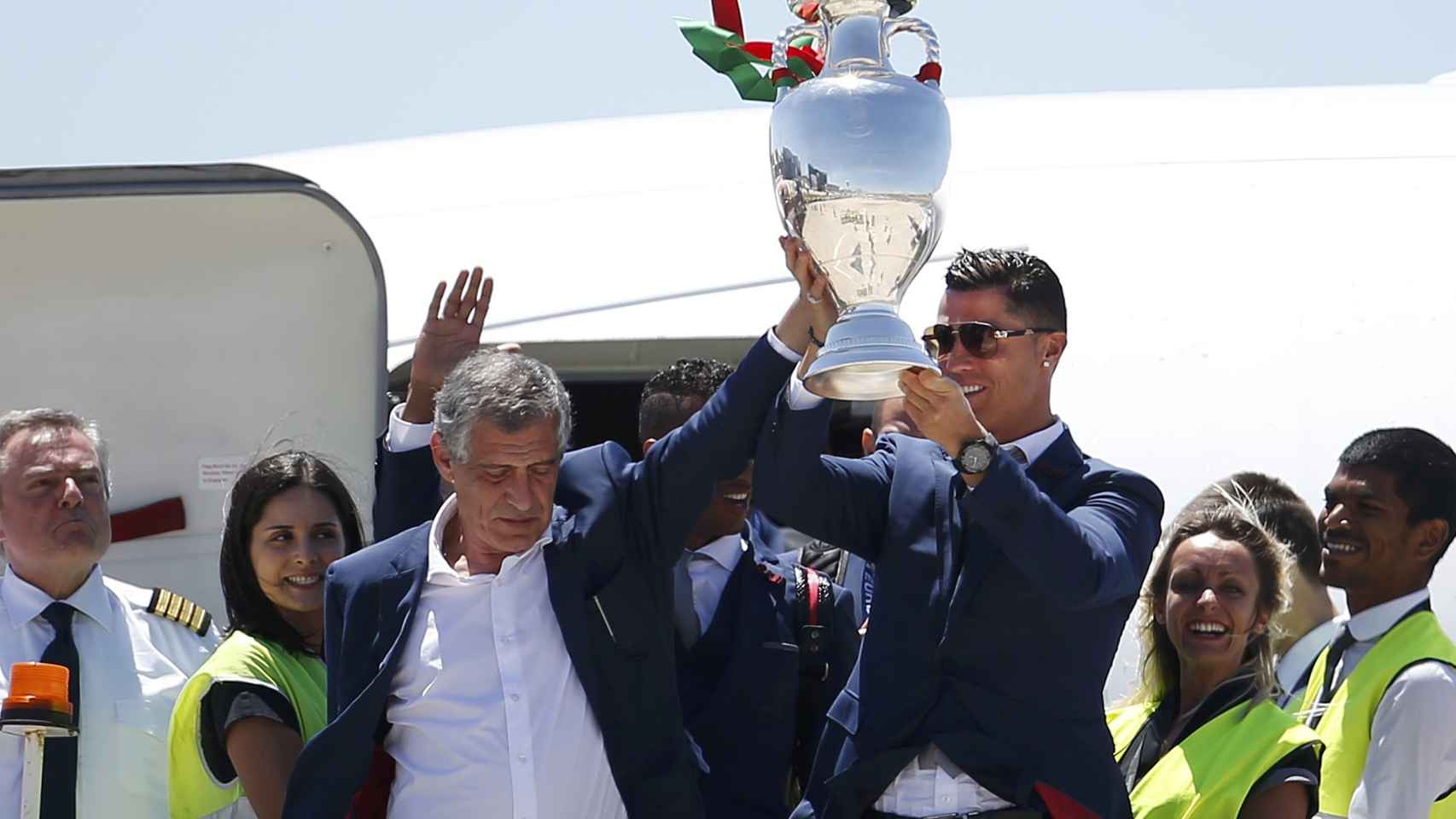La Copa aterrizó en Lisboa en las manos de Cristiano Ronaldo, capitán, y Fernando Santos, seleccionador nacional.