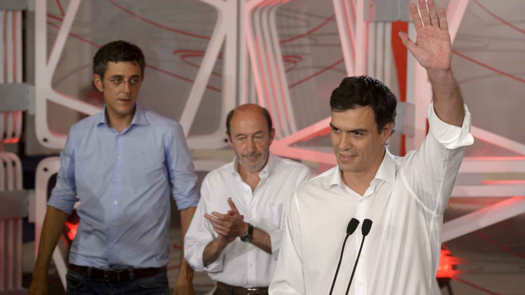 Sánchez, el 13 de julio de 2014, junto a su predecesor Rubalcaba y su rival Madina.