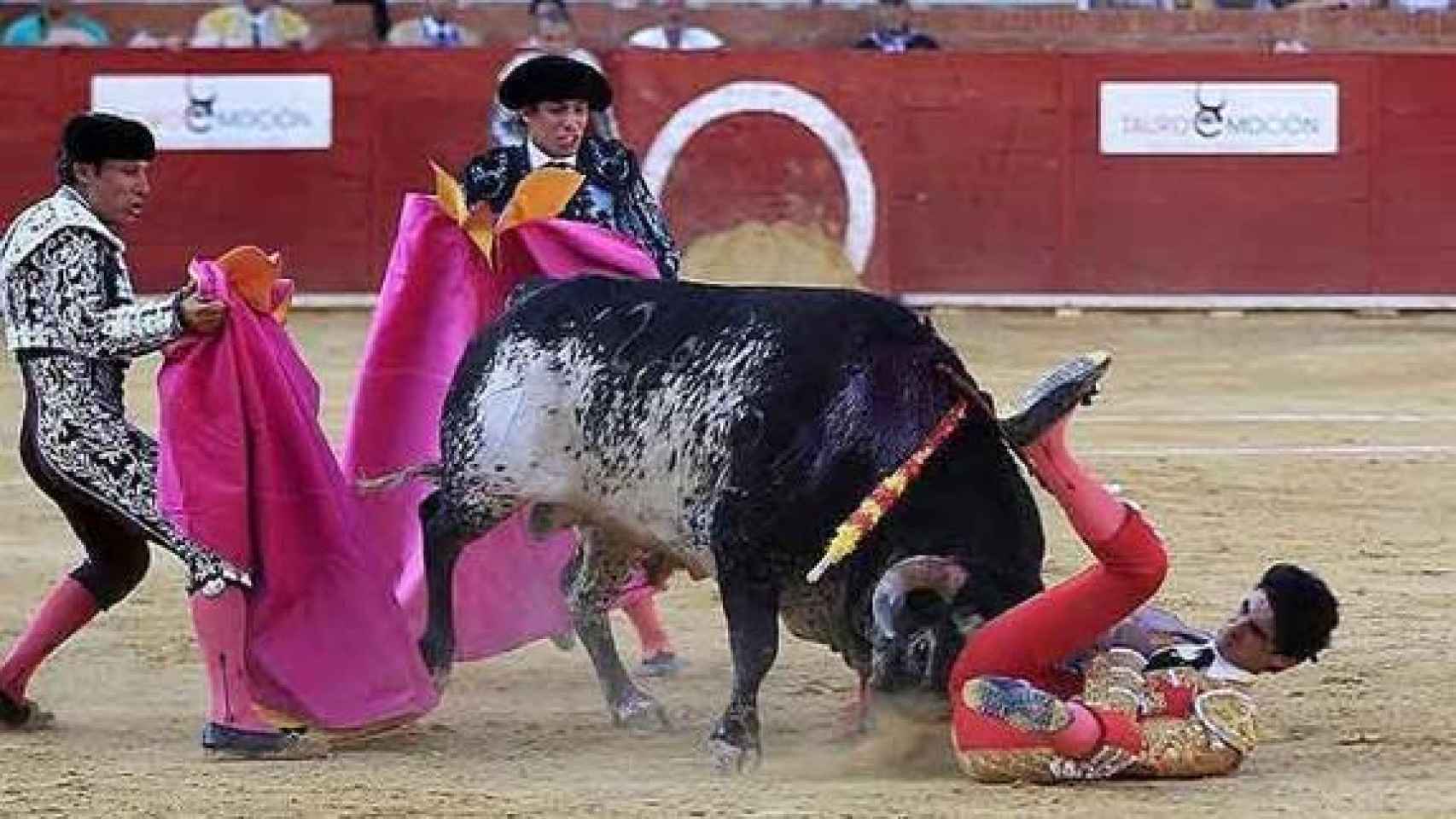 Brutal cornada que recibió Barrio en la plaza de toros de Teruel