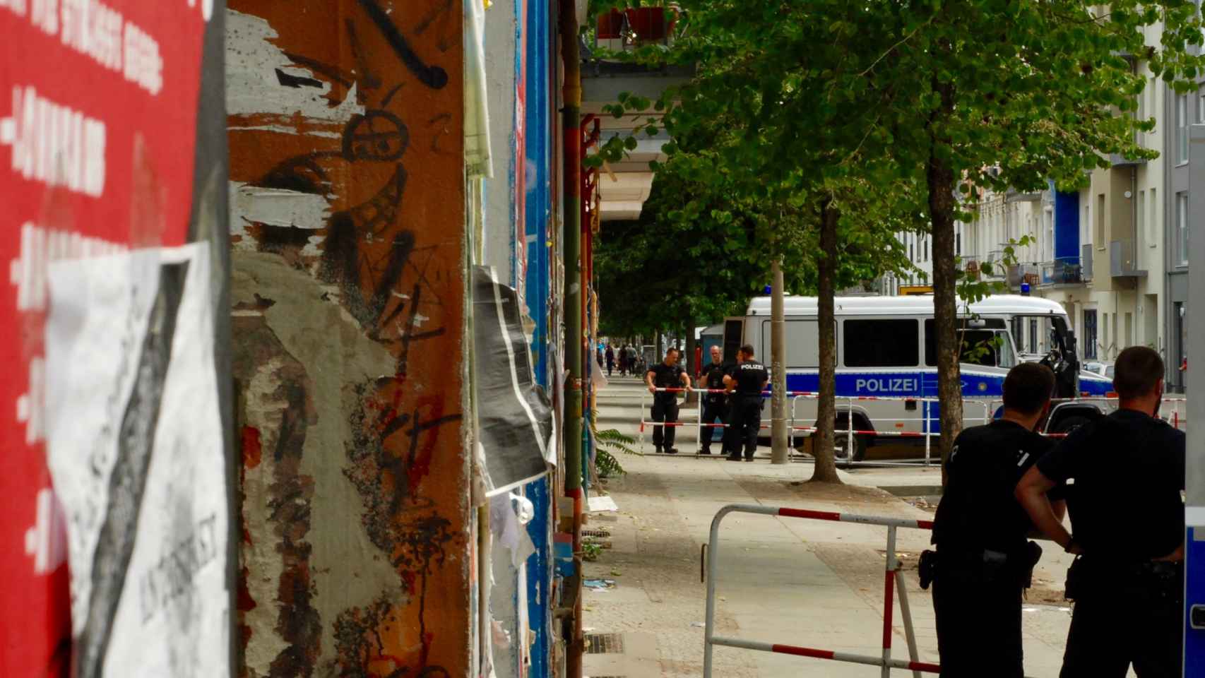 La policía permanece vigilante en la Rigaer Strasse de Berlín.