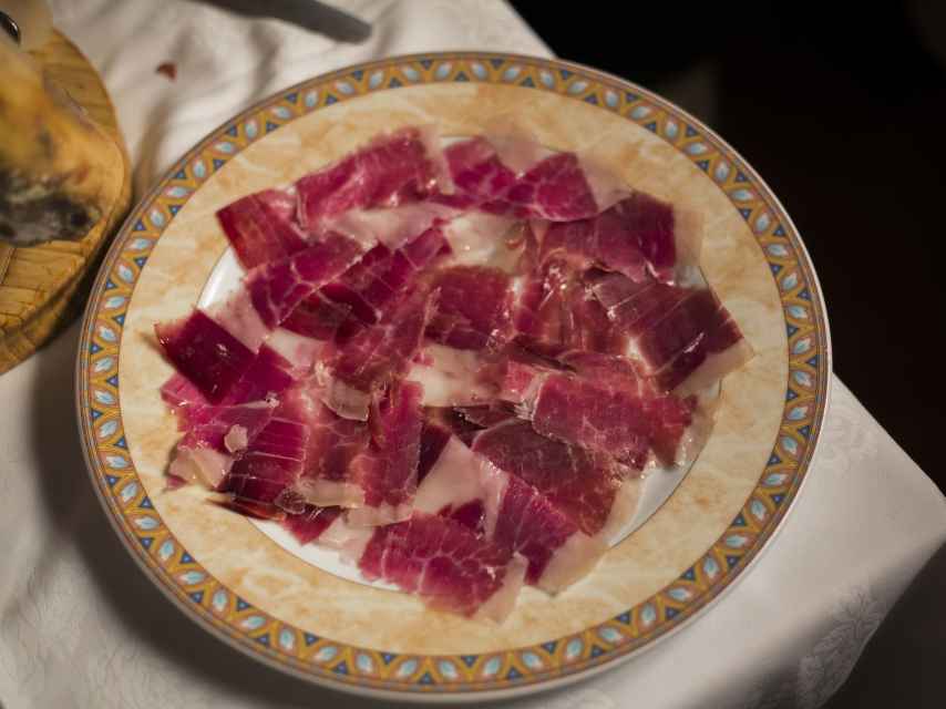 El plato de jamón que Mohamed preparó para la visita de EL ESPAÑOL.